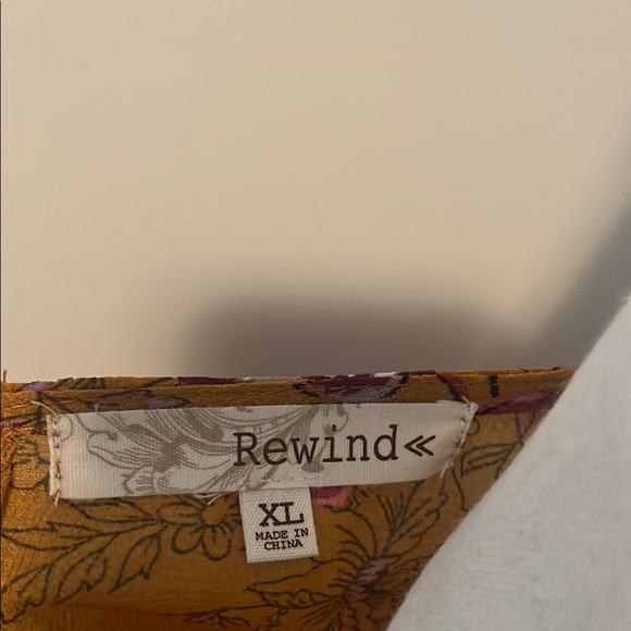 🌹Rewind Gold Asymmetrical Ruffled Blouse - Picture 7 of 8